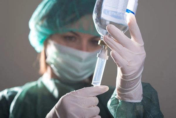 Медсестра регулирует капельницу от запоя