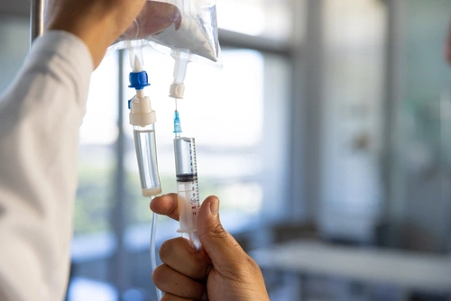 врач готовит капельницу для лечения алкоголика от зависимости