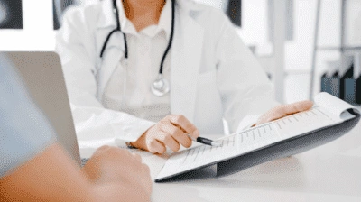 доктор разговаривает с паициентом